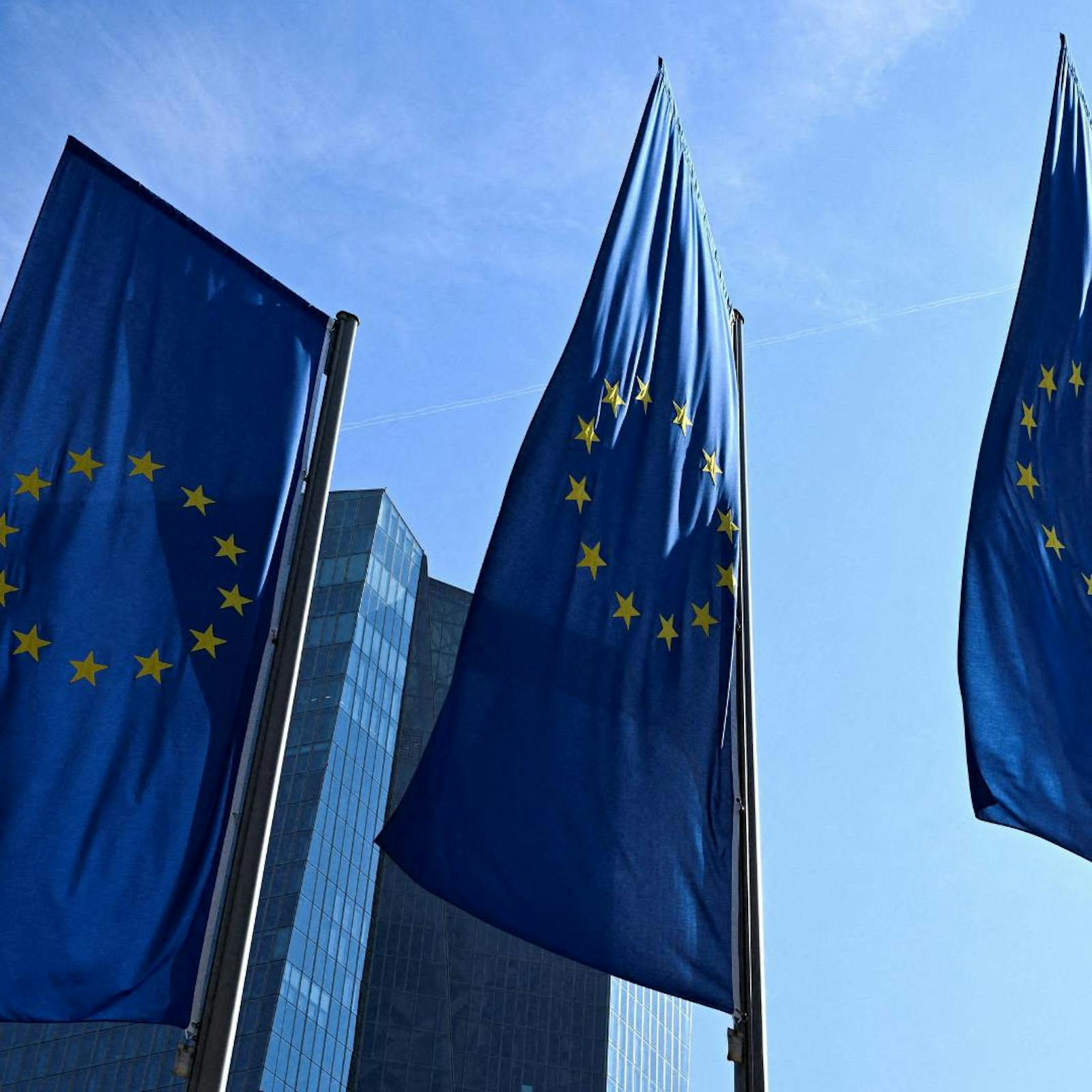 Banco Central Europeo cede ante la presión inflacionaria de Medio Oriente y sube la tasa de interés en 25 puntos base episode artwork