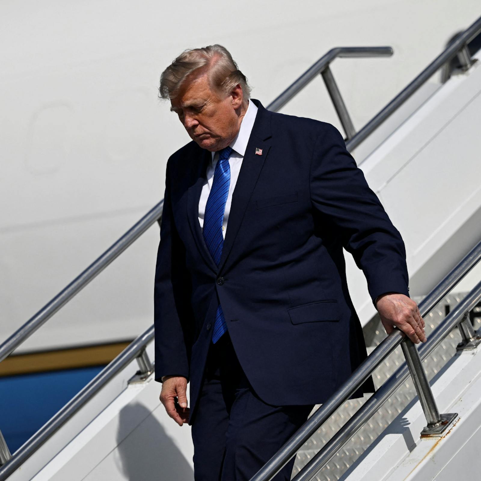 Trump amenaza con bombardear a Omán "sin piedad" si intervienen en acuerdo de paz con Irán episode artwork