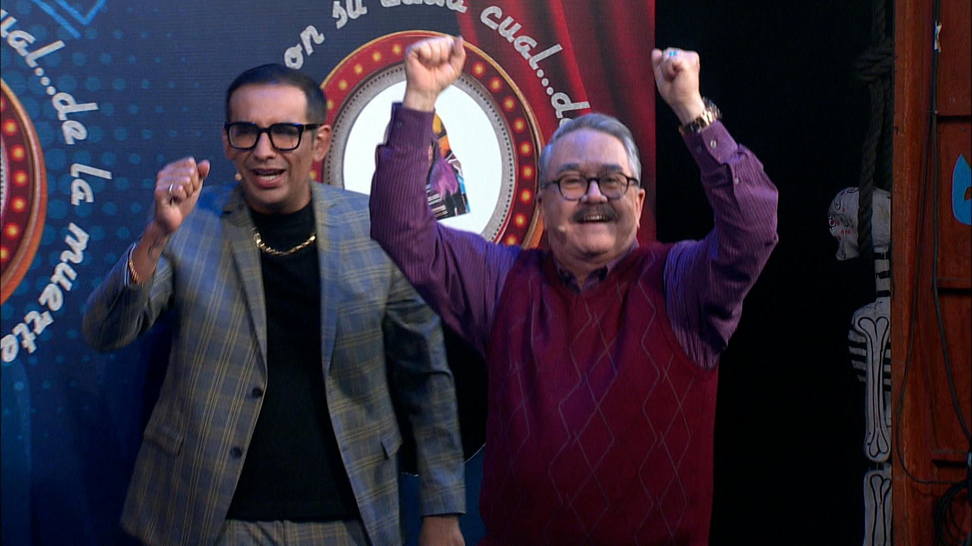 ¡Pedro Sola llega al foro de La Resolana y el público enloquece!