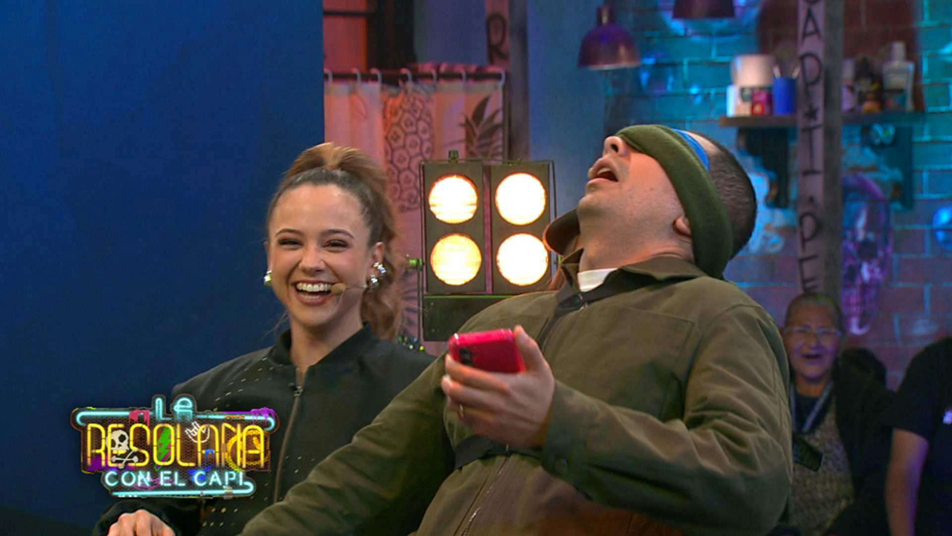 Invitados juegan Si sales en la foto ¡PIERDES!... de la muerte en La Resolana