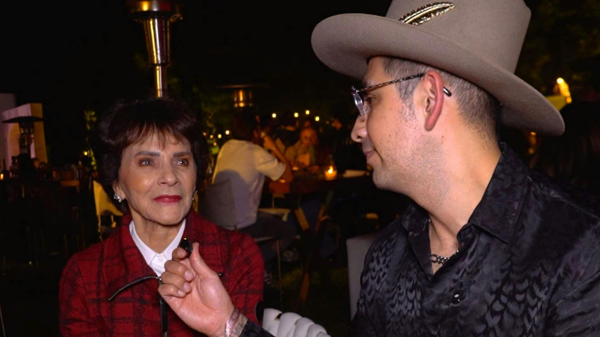 El Capi entrevista a Pati Chapoy en el evento de Carín León