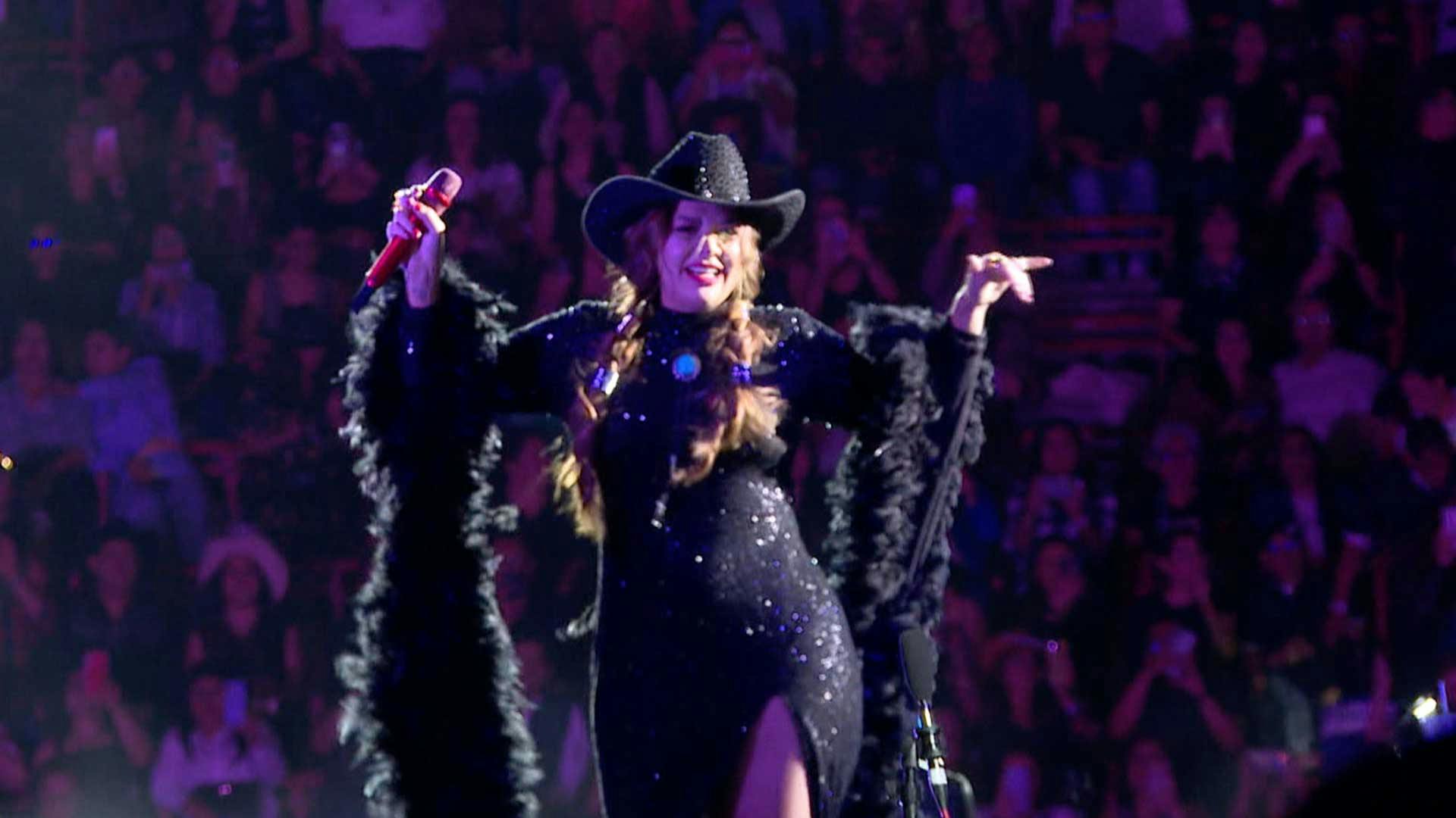 ¡Yuridia se convierte en la primera mujer en llenar la Plaza de Toros México!