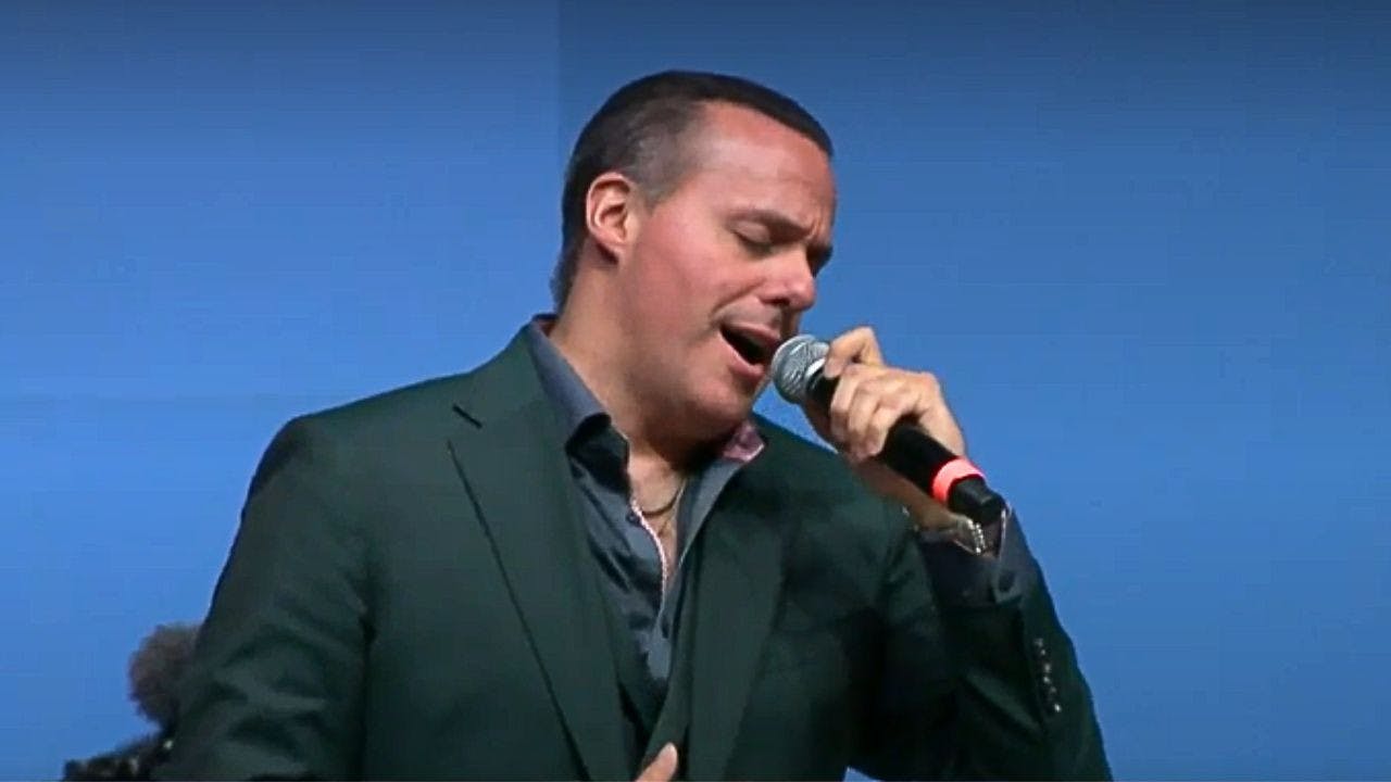 José Joel recrea presentación de José José cantando "El Triste" y ¡le llueven críticas!