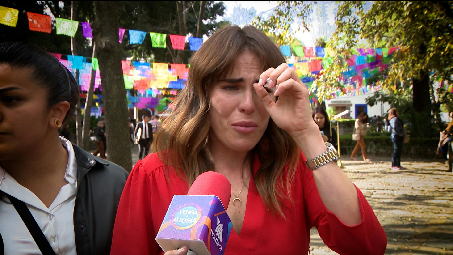 Karla Souza rompe en llanto tras perder su hogar por incendios en California