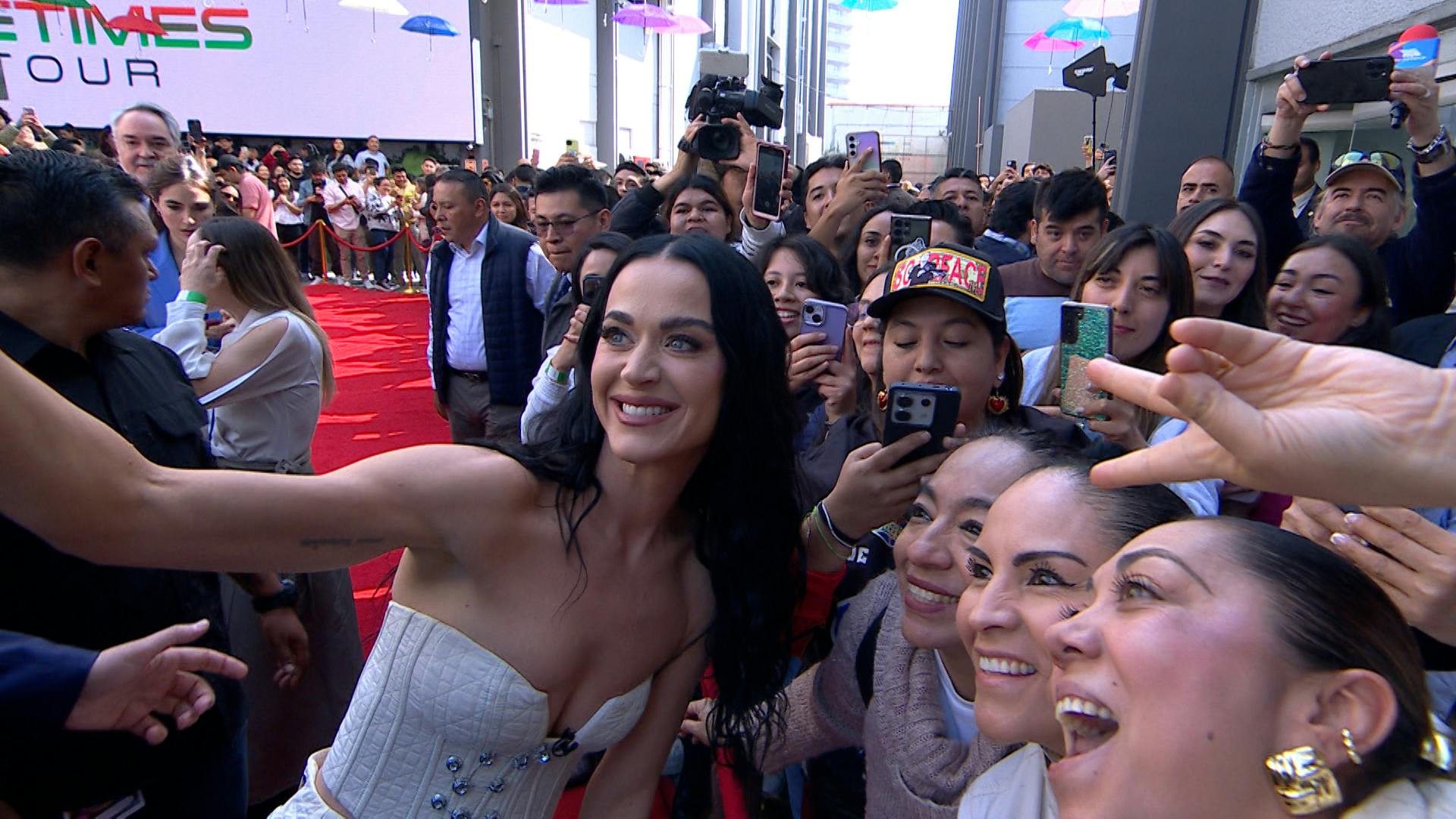 ¡Katy Perry saludó a cada uno de sus fans a su llegada a TV Azteca!
