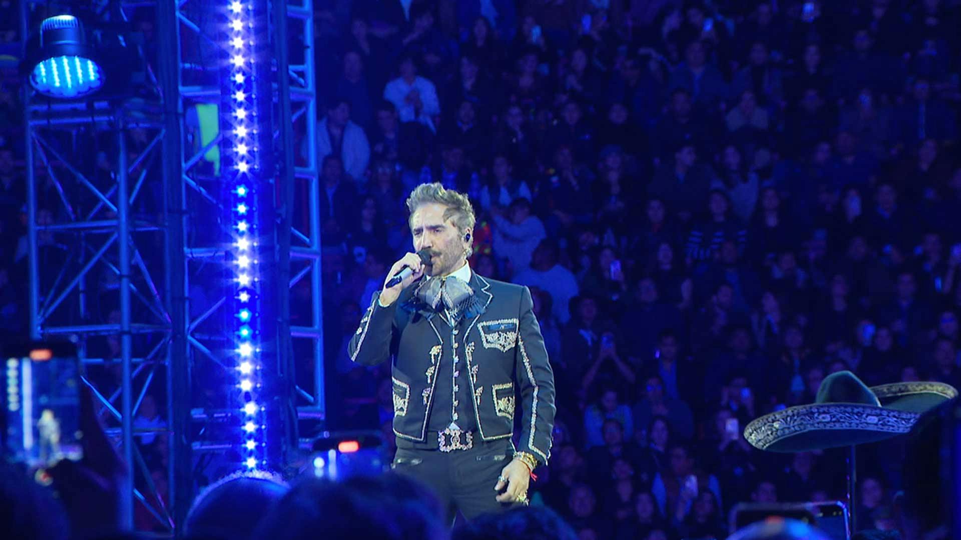 Alejandro Fernández le rindió tributo a su papá durante su concierto