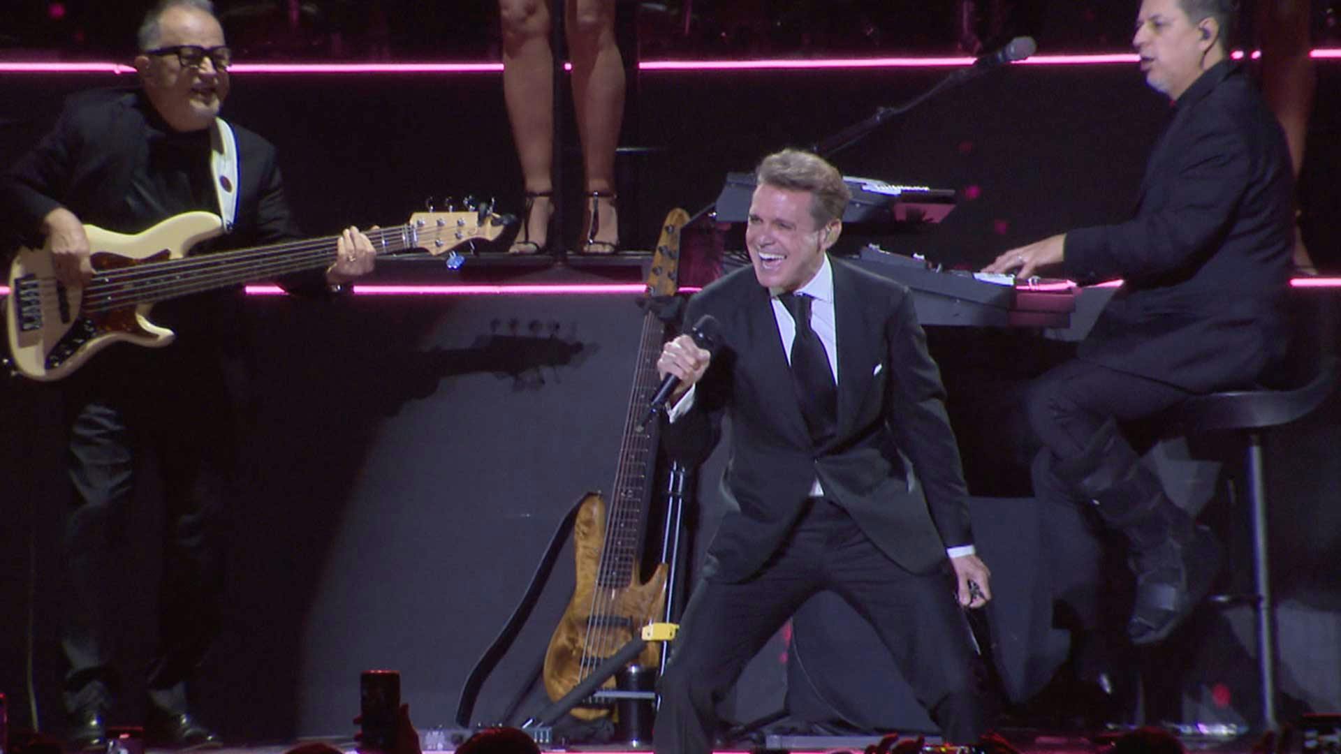 ¡Luis Miguel arrancó exitosamente sus conciertos en la Ciudad de México!