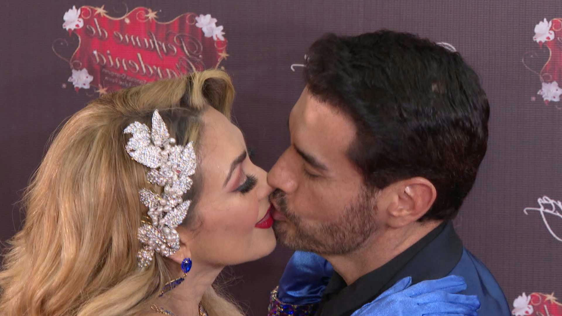 ¡Captan a Aracely Arámbula dándole tremendo beso a David Zepeda!