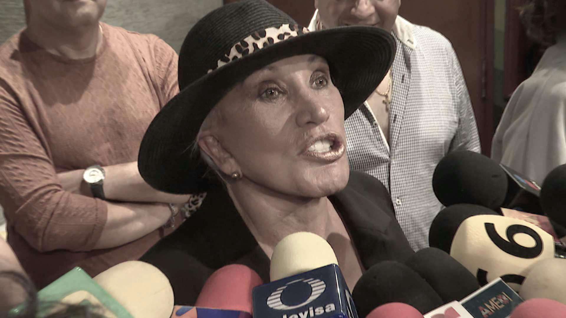 Laura León sigue con planes de boda pese a encontrar a su pareja vestido de mujer