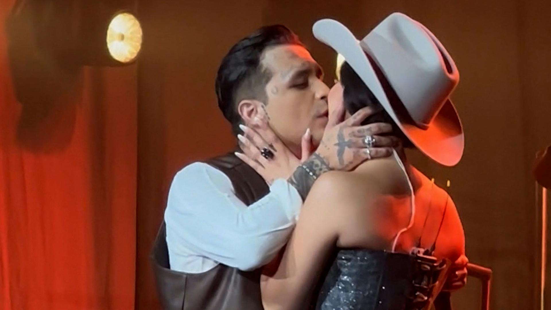 ¡Ángela Aguilar se tatuó las iniciales de su novio Christian Nodal!