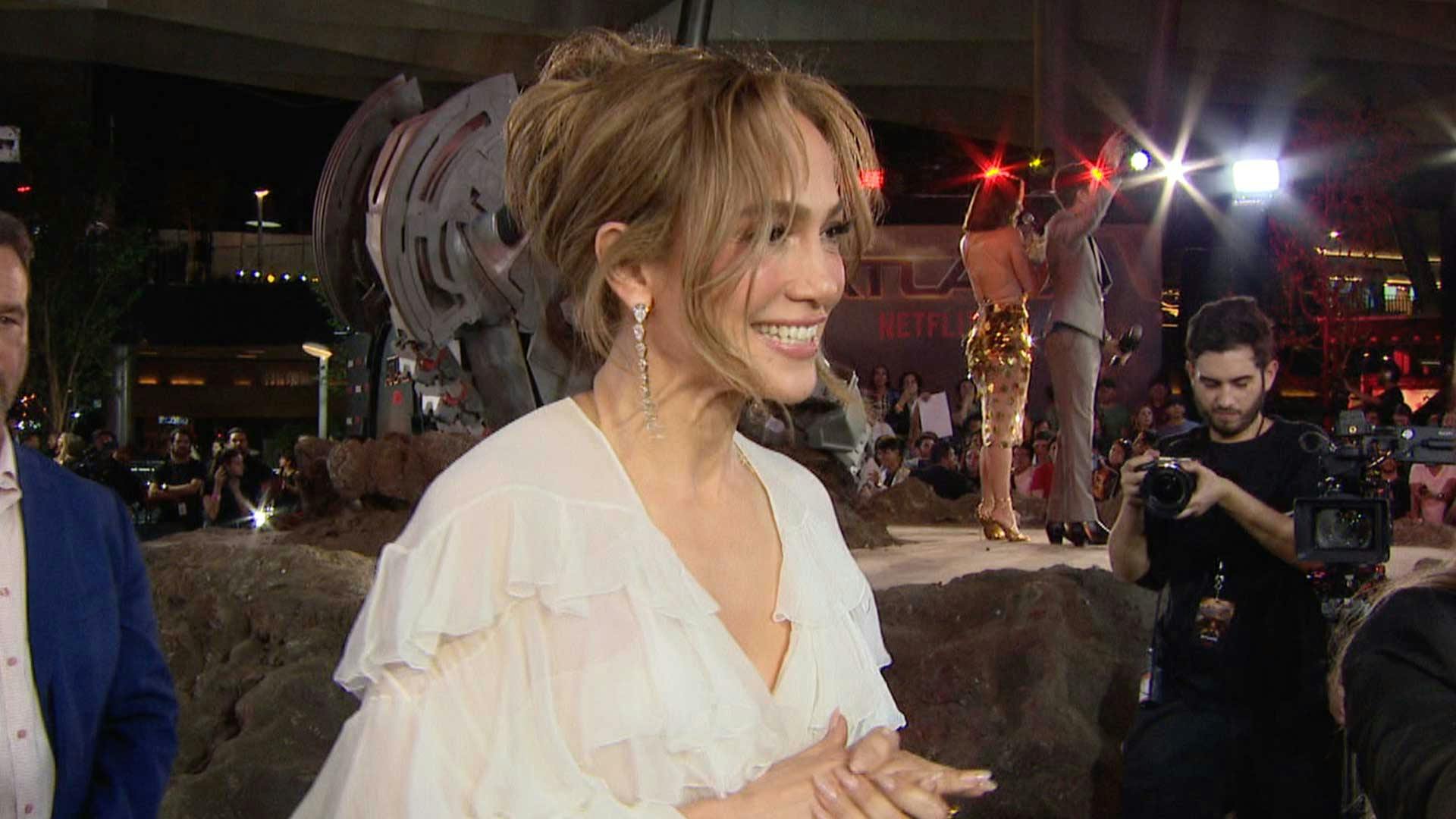 Jennifer López llegó a México sin su esposo, pero portando su anillo de matrimonio