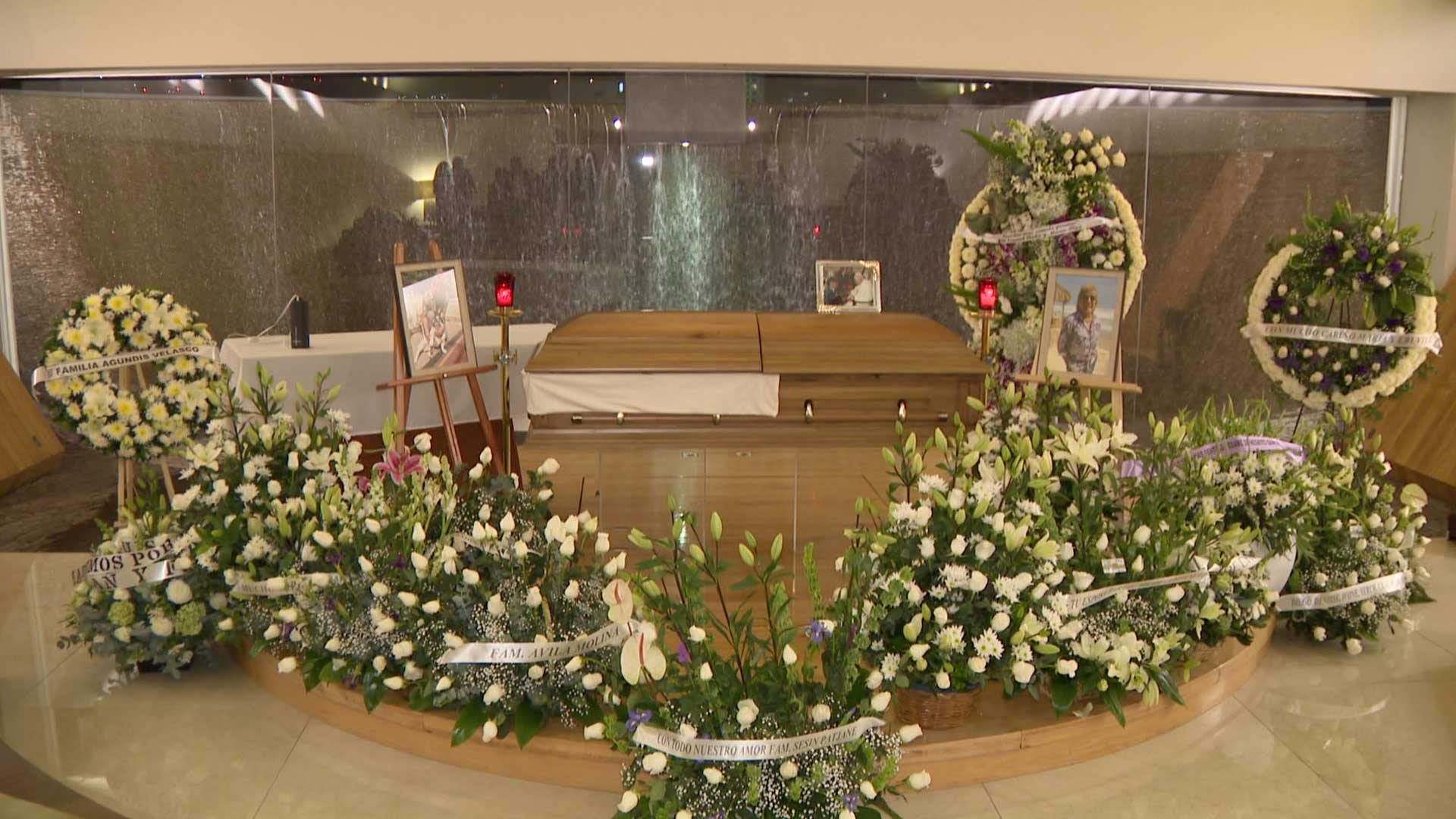 Amigos y familiares se reunidos para dar último adiós a Javier Castro.