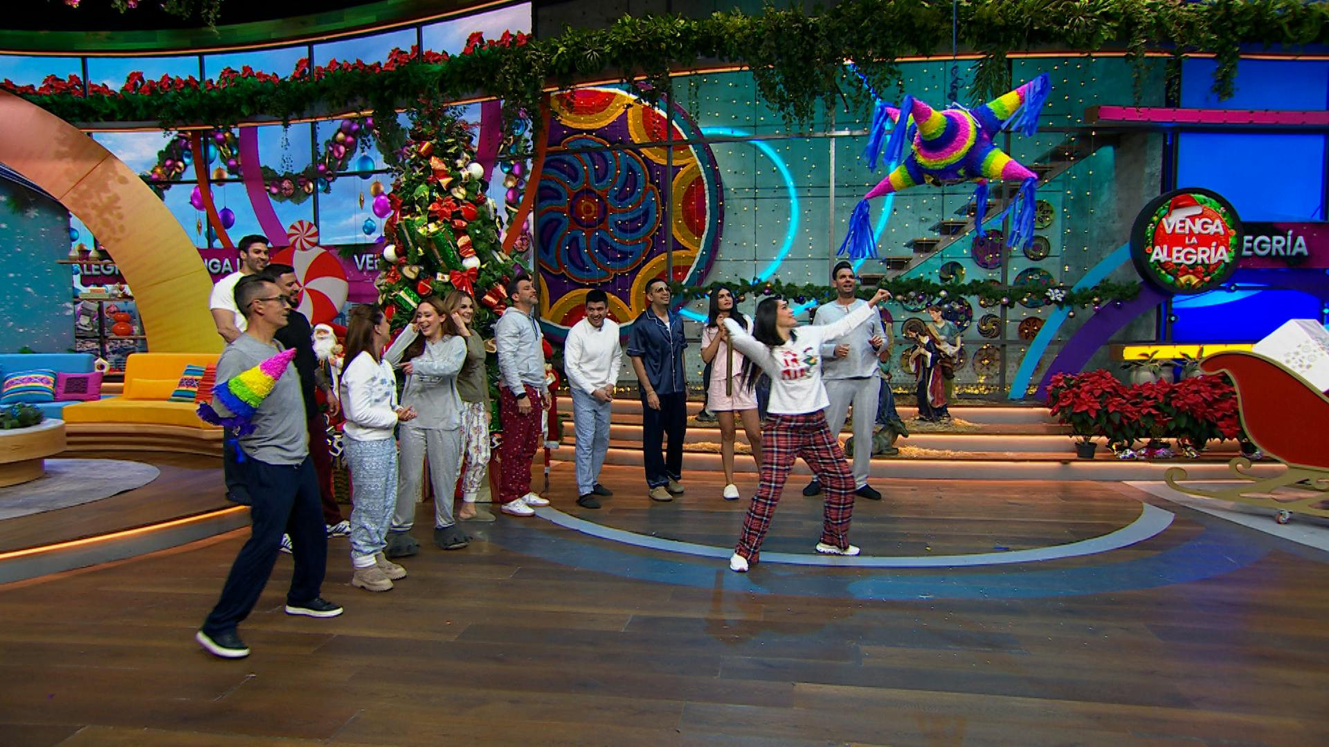 ¡Conductores rompen piñata llena de huevitos con castigos y sorpresas!