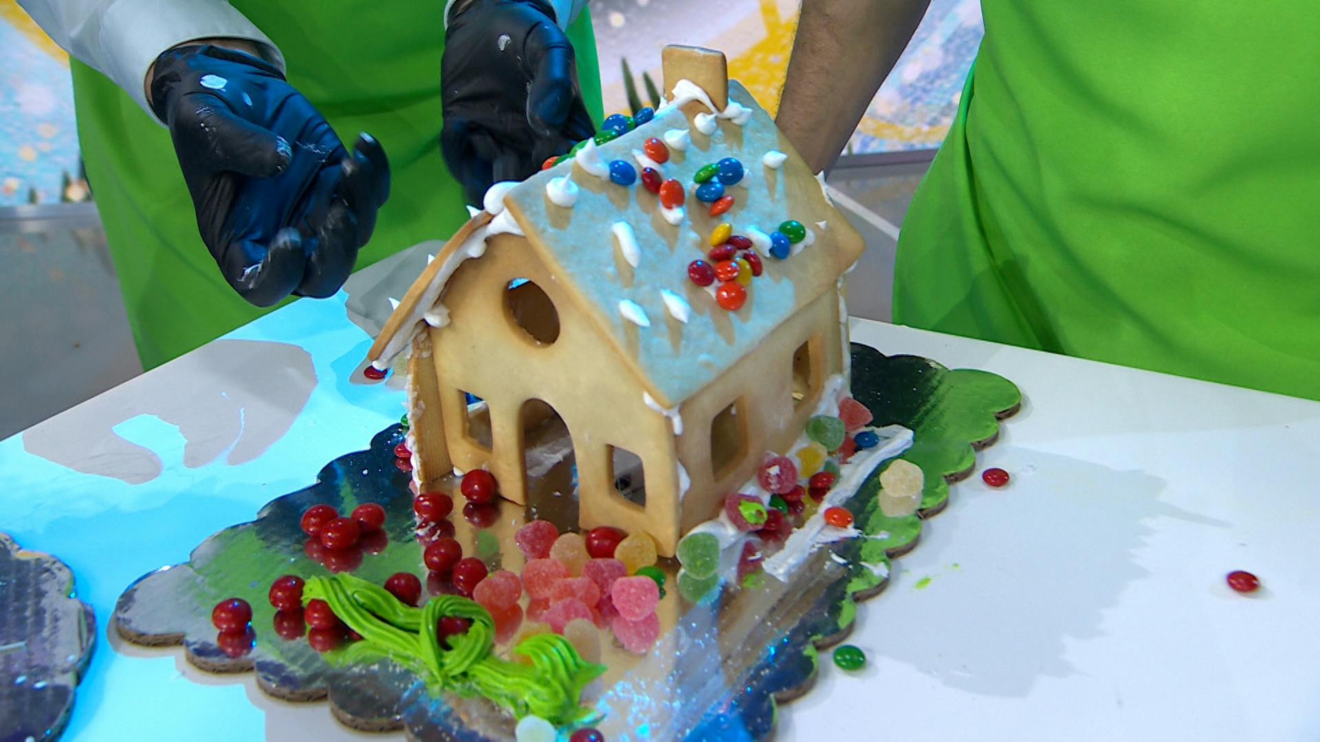 ¡Los conductores intentarán armar la mejor Casita de jengibre y pinos de Navidad!