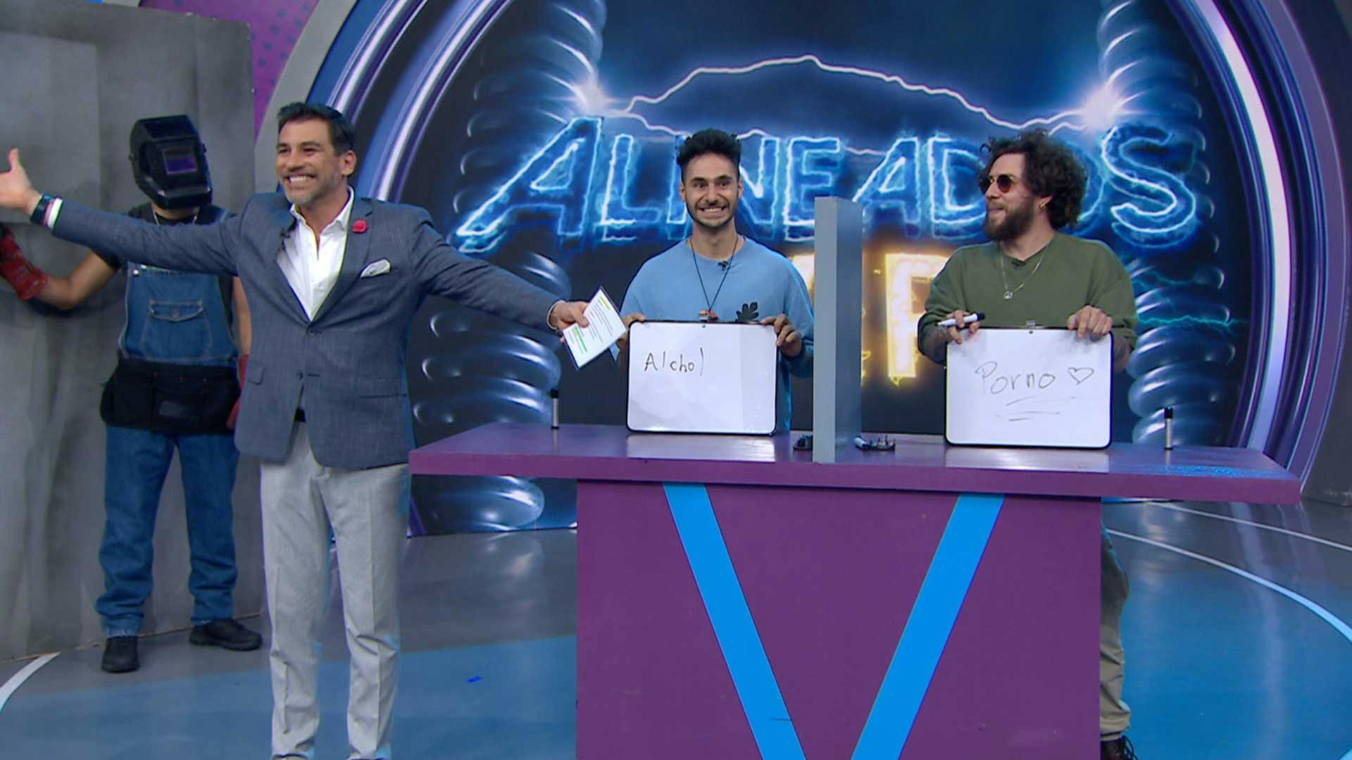 ¡Alex Strecci y Rayito nos acompañan en el juego Alineados VIP!