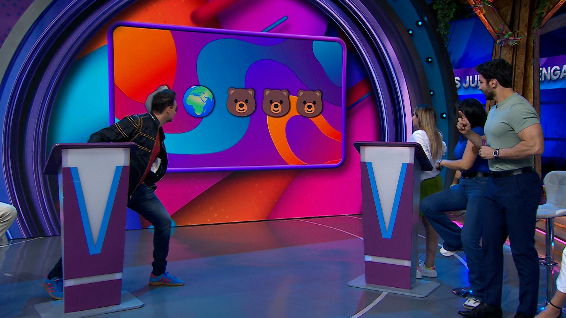 ¿Quién de los conductores habrá adivinado más películas con los emojis?