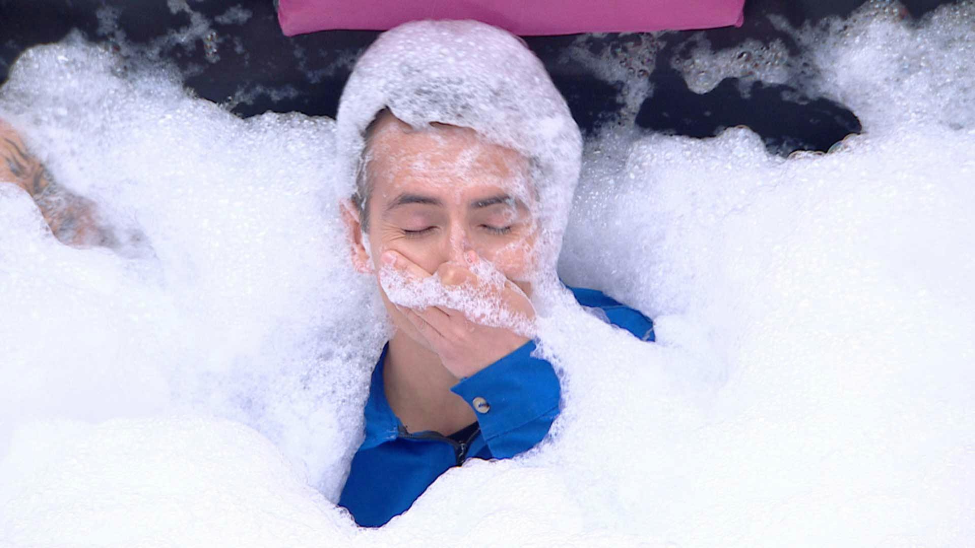 ¡Baño de espuma este día para el equipo perdedor del Sin Palabras!