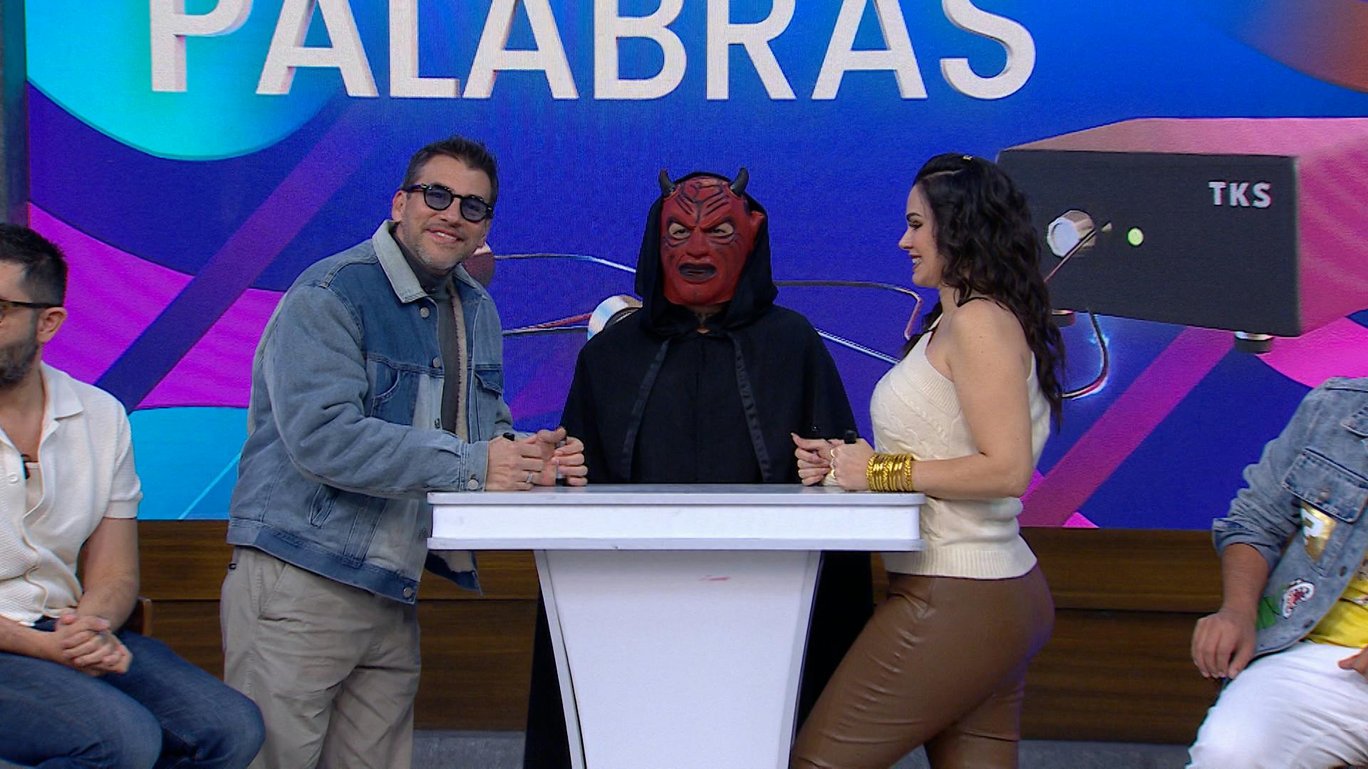 ¡Lorenzo Méndez se quedó para jugar con nosotros Guerra de Palabras!