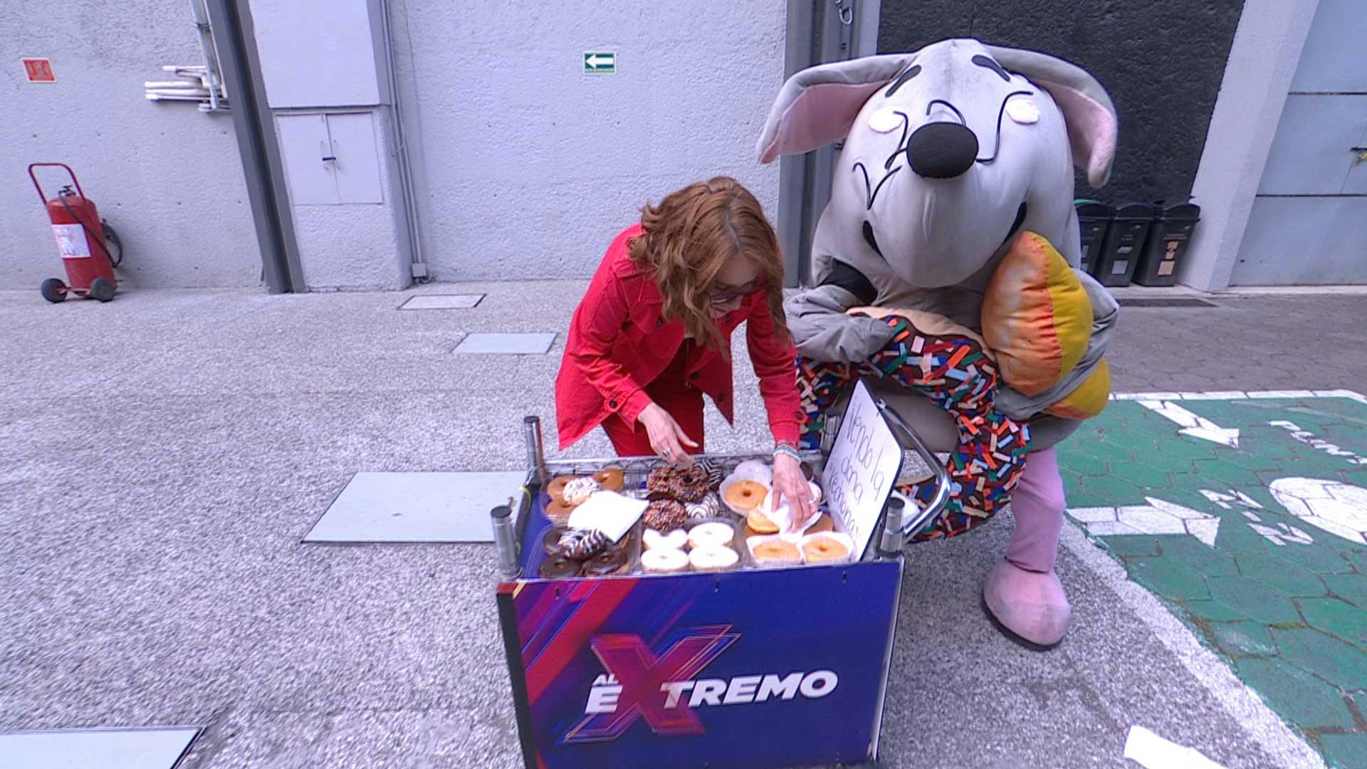 ¡Así tacleó Kecho al productor de Acércate a Rocío en el Día de la Dona!