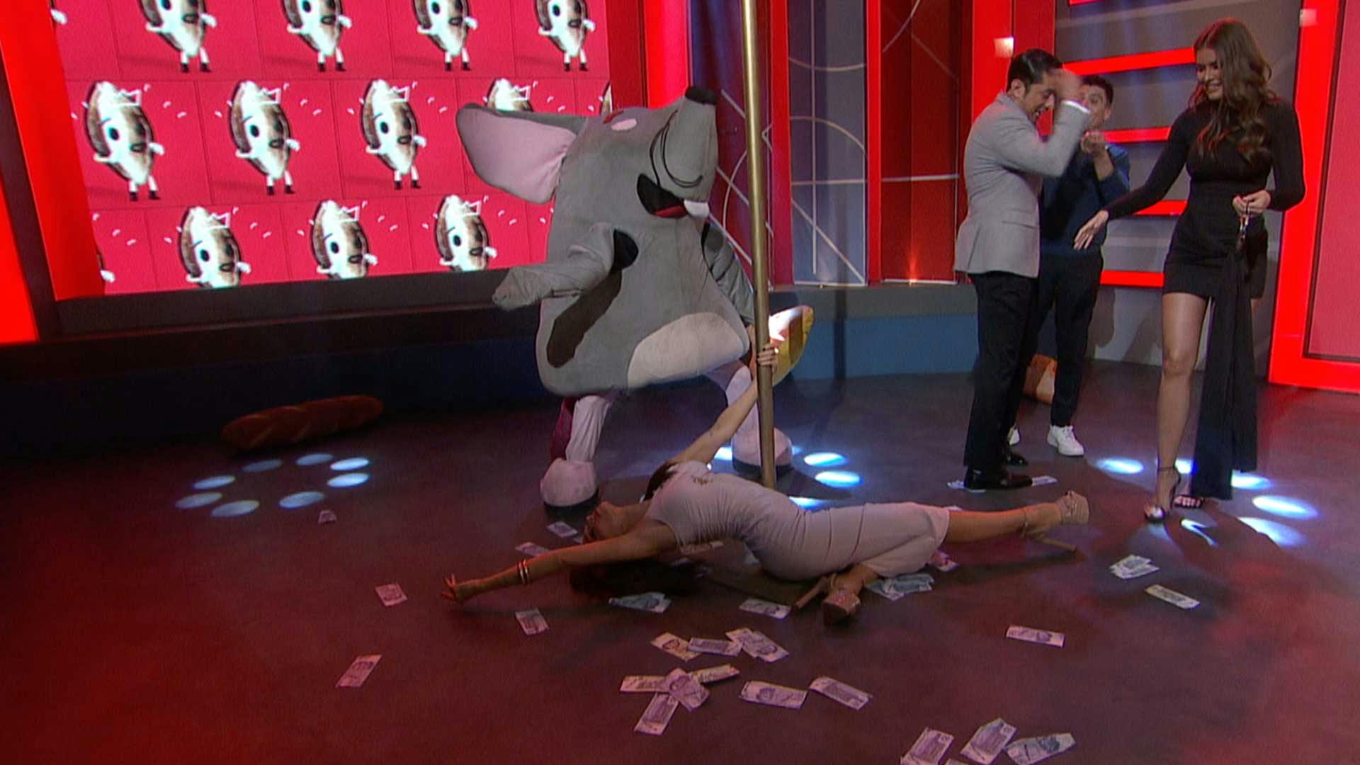 Kecho trajo un tubo para poner en jaque a todos. ¡Quiere que hagan pole dance!