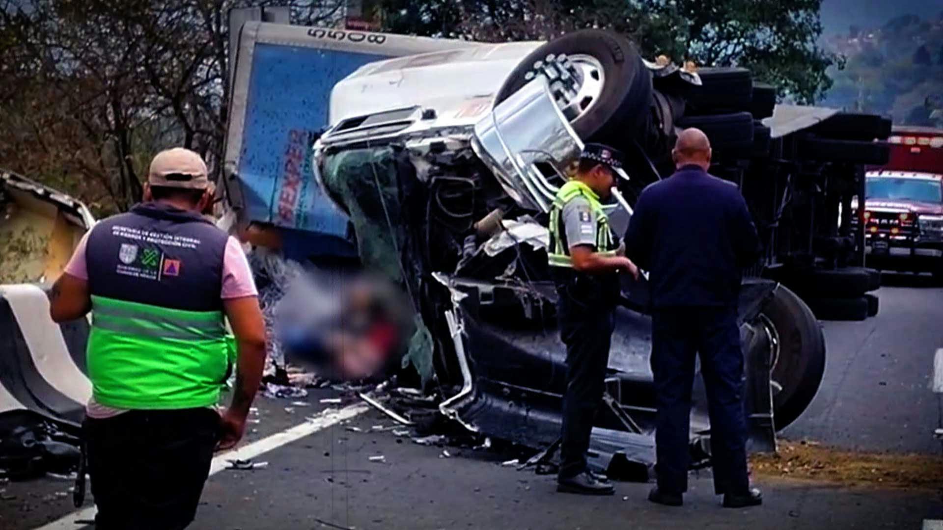 ¡Tráiler vuelca y lo deja prensado! ¡Chofer se salvó de milagro!