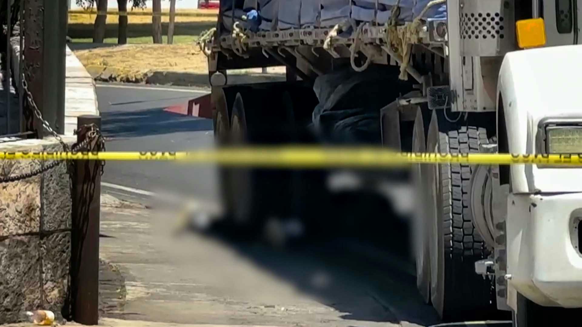 Un trailer invadió la banqueta y terminó con la vida de una mujer