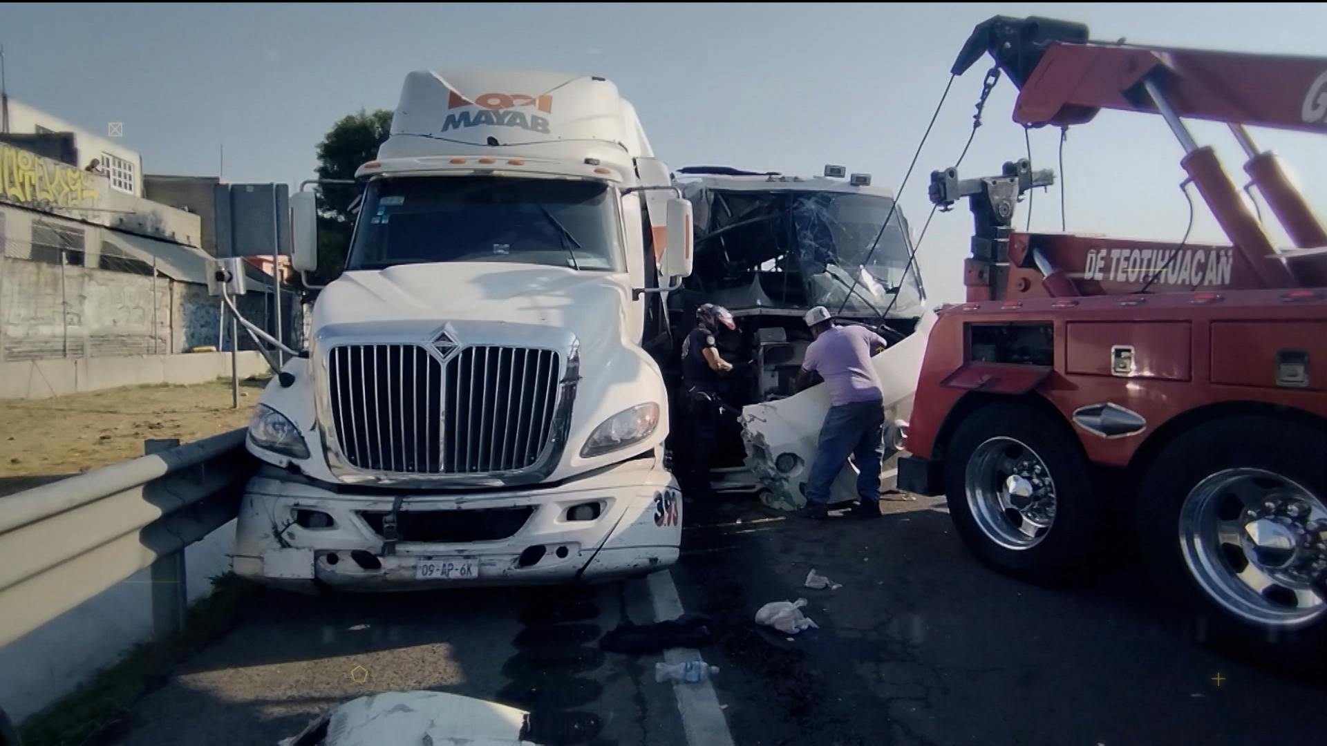 El chofer se quedó dormido y se impactó de costado con un tráiler