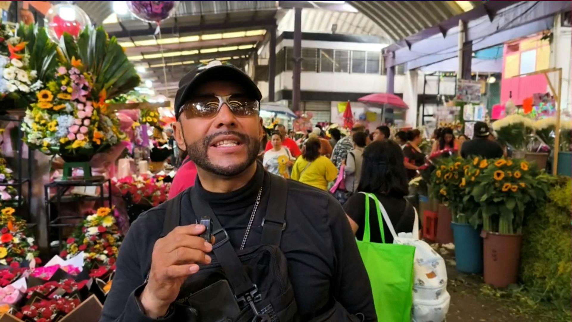 El Diablo Becerril se lanzó al Mercado de Jamaica a comparar los precios de las flores