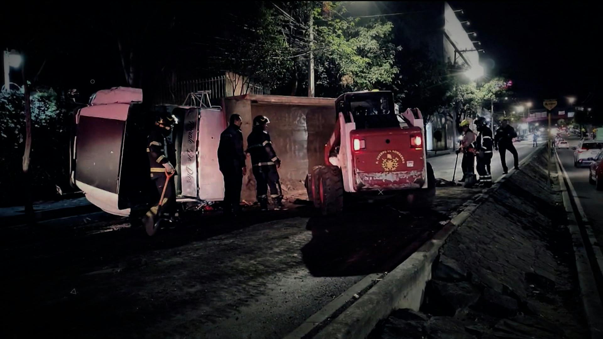 ¡La mole de acero iba de bajada, pero un árbol detuvo su loca carrera!