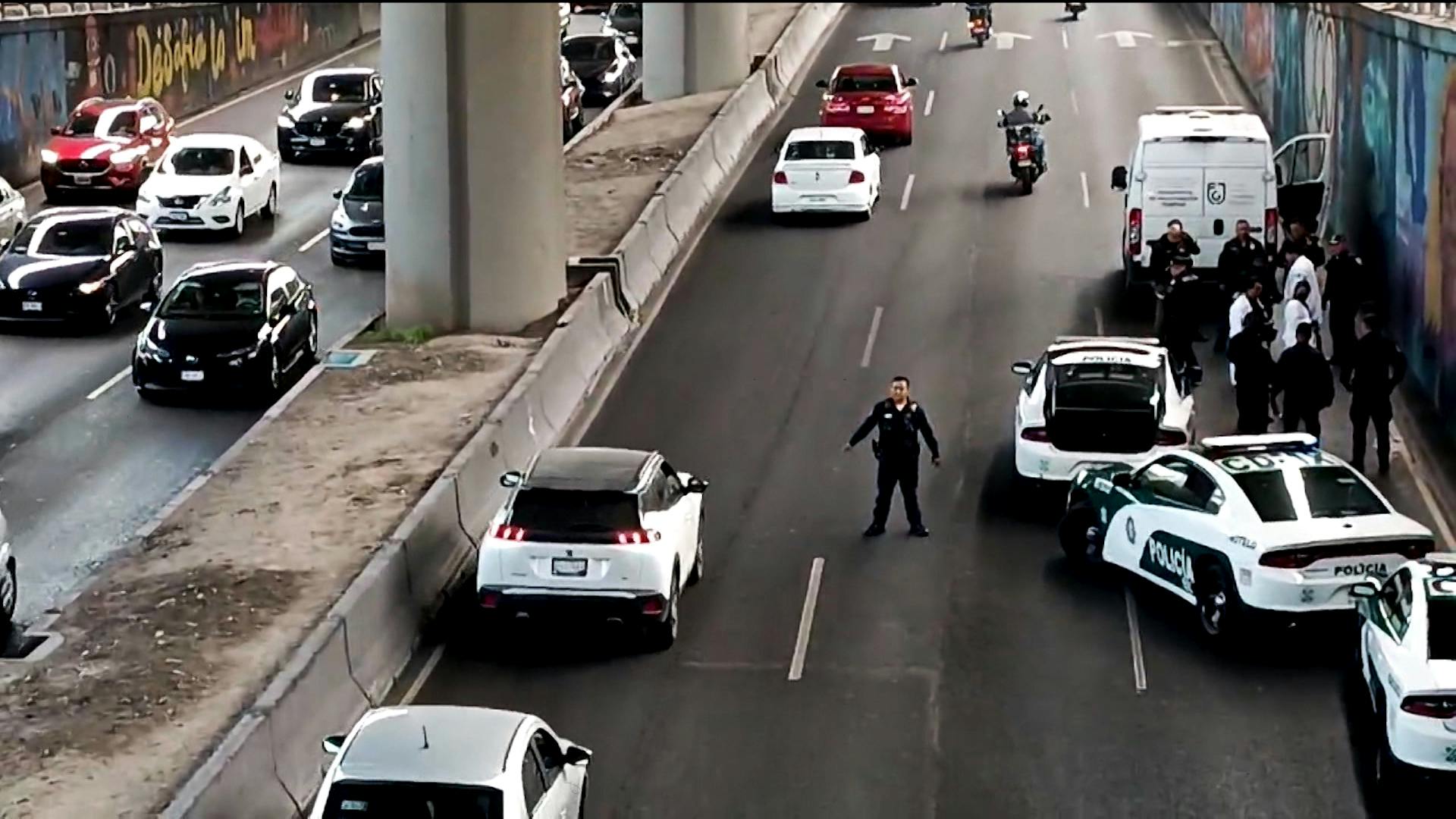 Quedó tendido en el Periférico... ¡Un hombre cayó de más de 4 metros de altura!