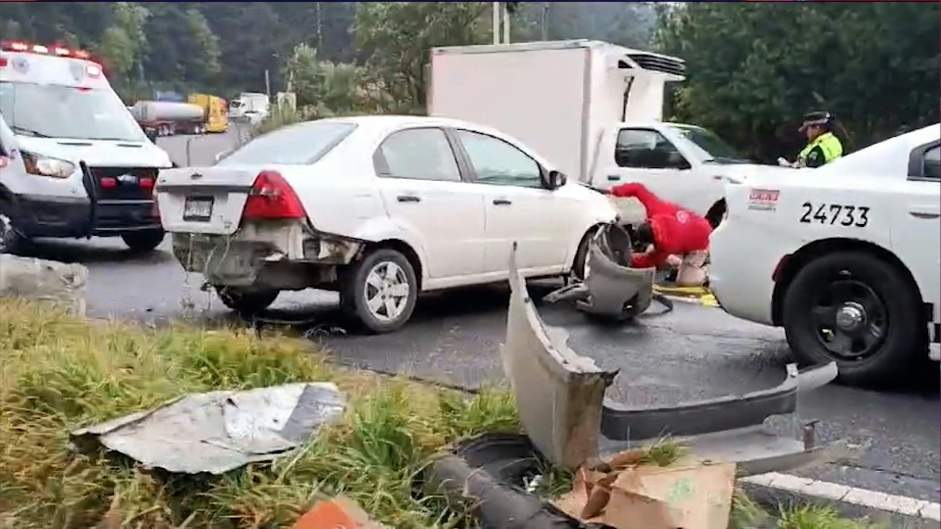 Se registra accidente en la México-Toluca donde un vehículo arrolló a un peregrino