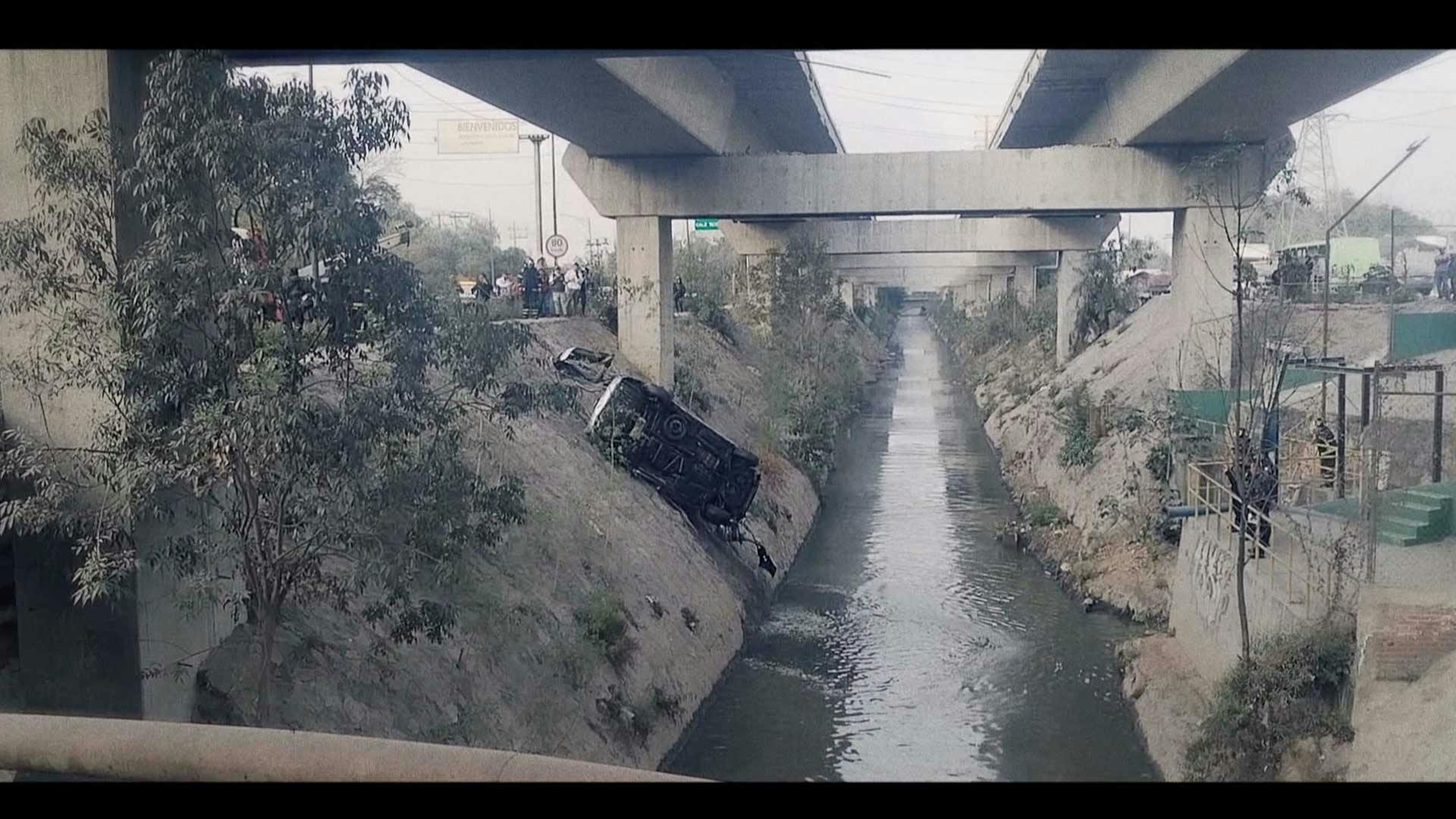 ¿Cómo se salvó? ¡Cayó con todo y carro a un canal de aguas negras! 