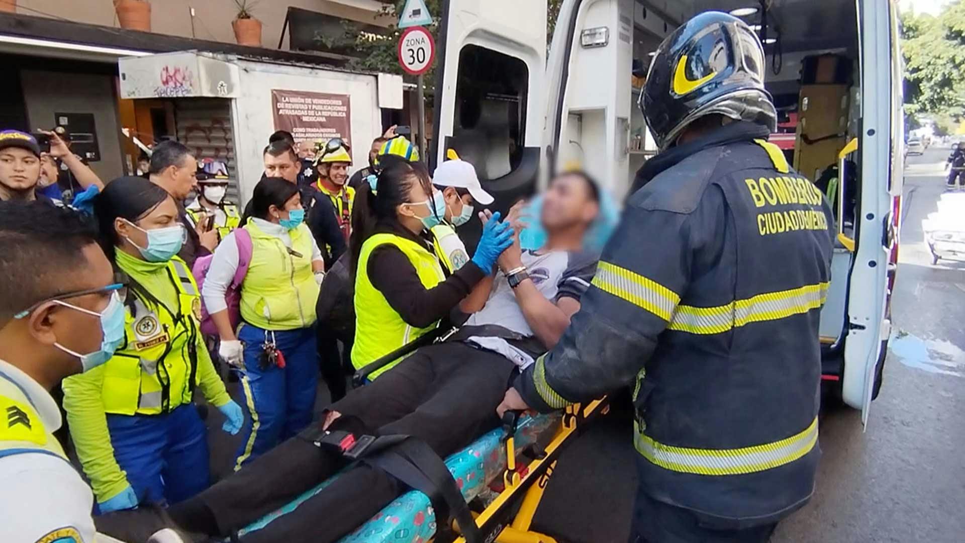 ¡Parecía chango trepado en un árbol! Un hombre puso en jaque a los vecinos