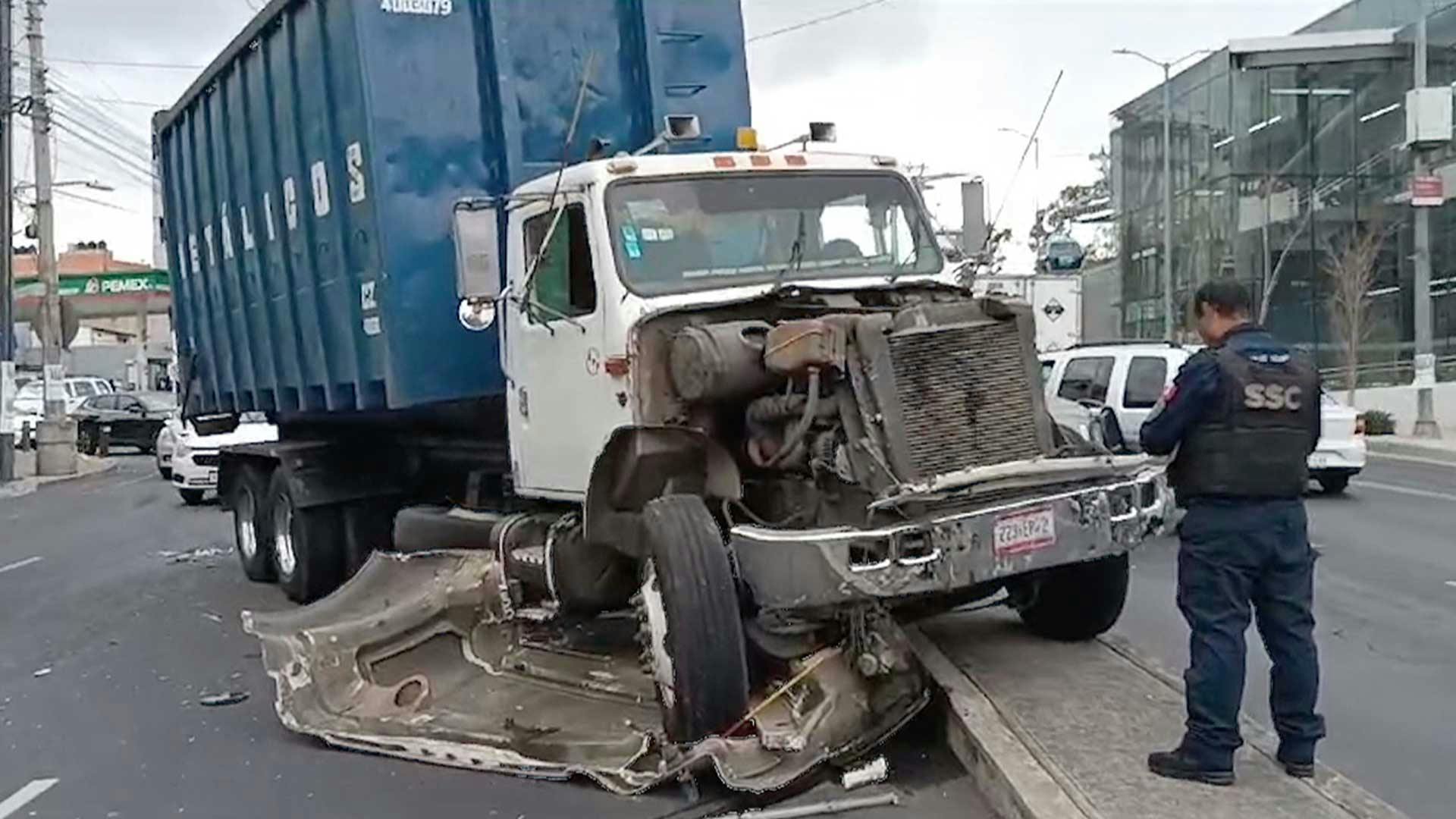 Camión que circulaba sobre Av. Constituyentes impactó varios vehículos