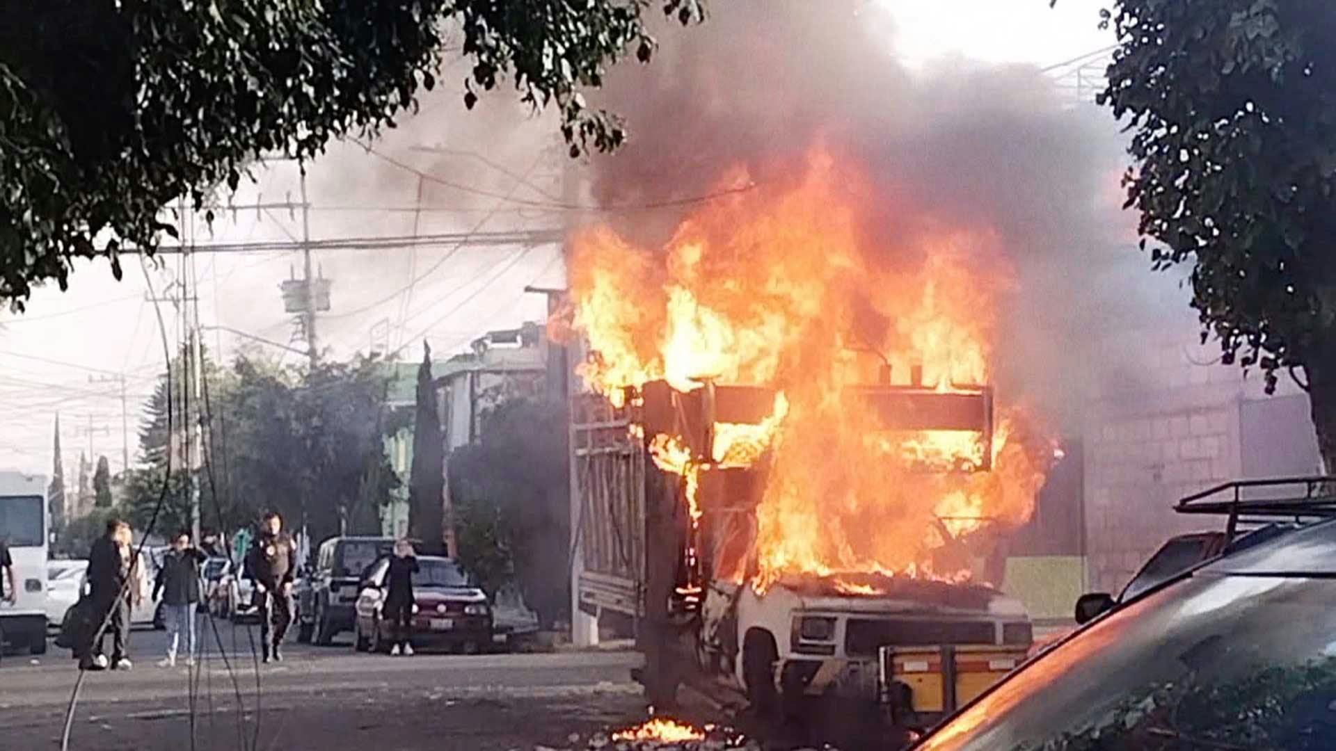 Camioneta de carga se incendia en plena calle en la alcaldía Gustavo A. Madero