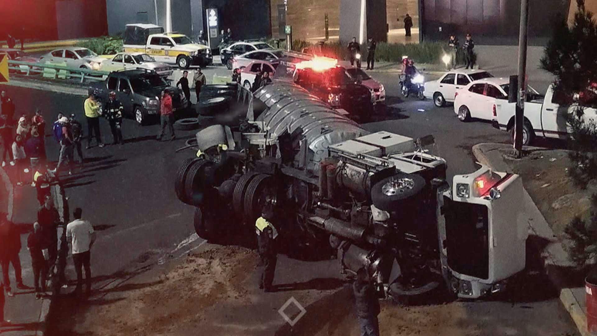 Por andarle jugando al rápido y furioso un conductor de pipa se volcó