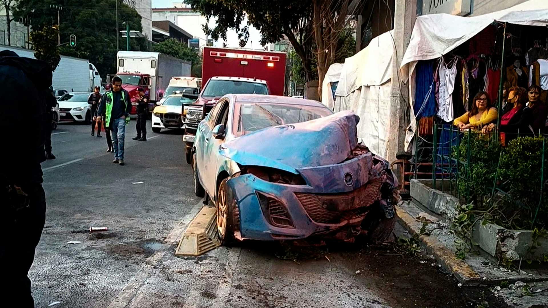¡Por rápido y furioso, chocó! Una pareja se estrelló contra una jardinera