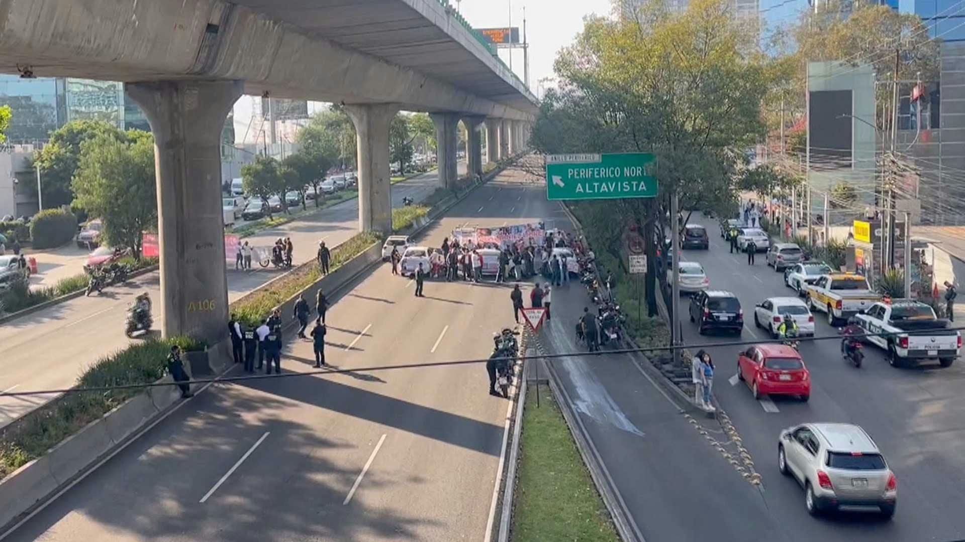 ¡Periférico sur está colapsado! Manifestación en carriles centrales