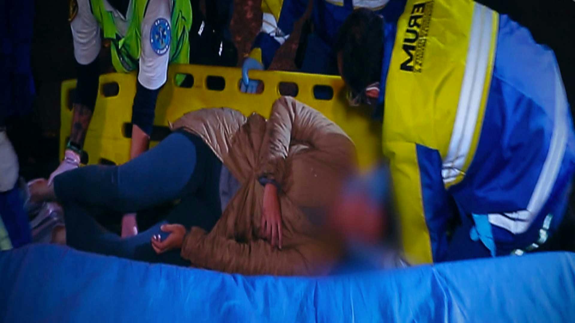 Una mujer derrapó... ¡Quedó en el pavimento y se salvó de milagro!