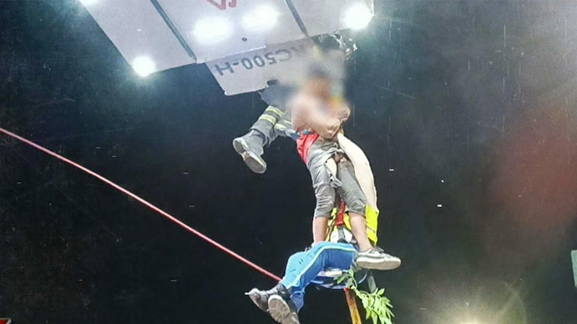 Sujeto trepó árbol de 10 metros... ¡Su vida corría peligro!