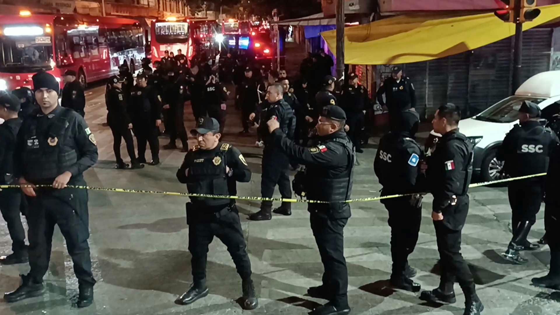 ¡Los llenaron de plomo! Dos hombres quedaron tirados en la banqueta