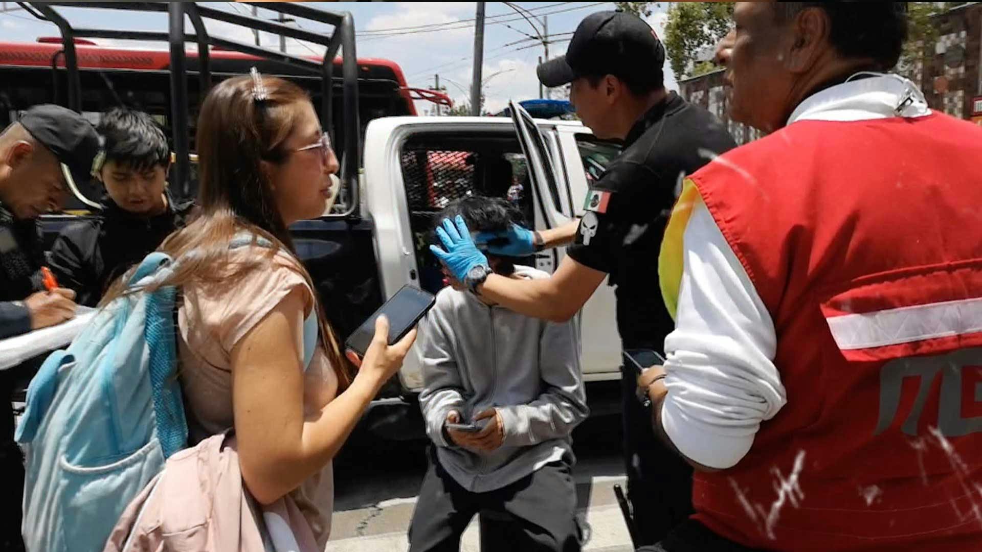 ¡Joven se salvó de milagro! al cruzar la avenida fue golpeado por el Metrobús