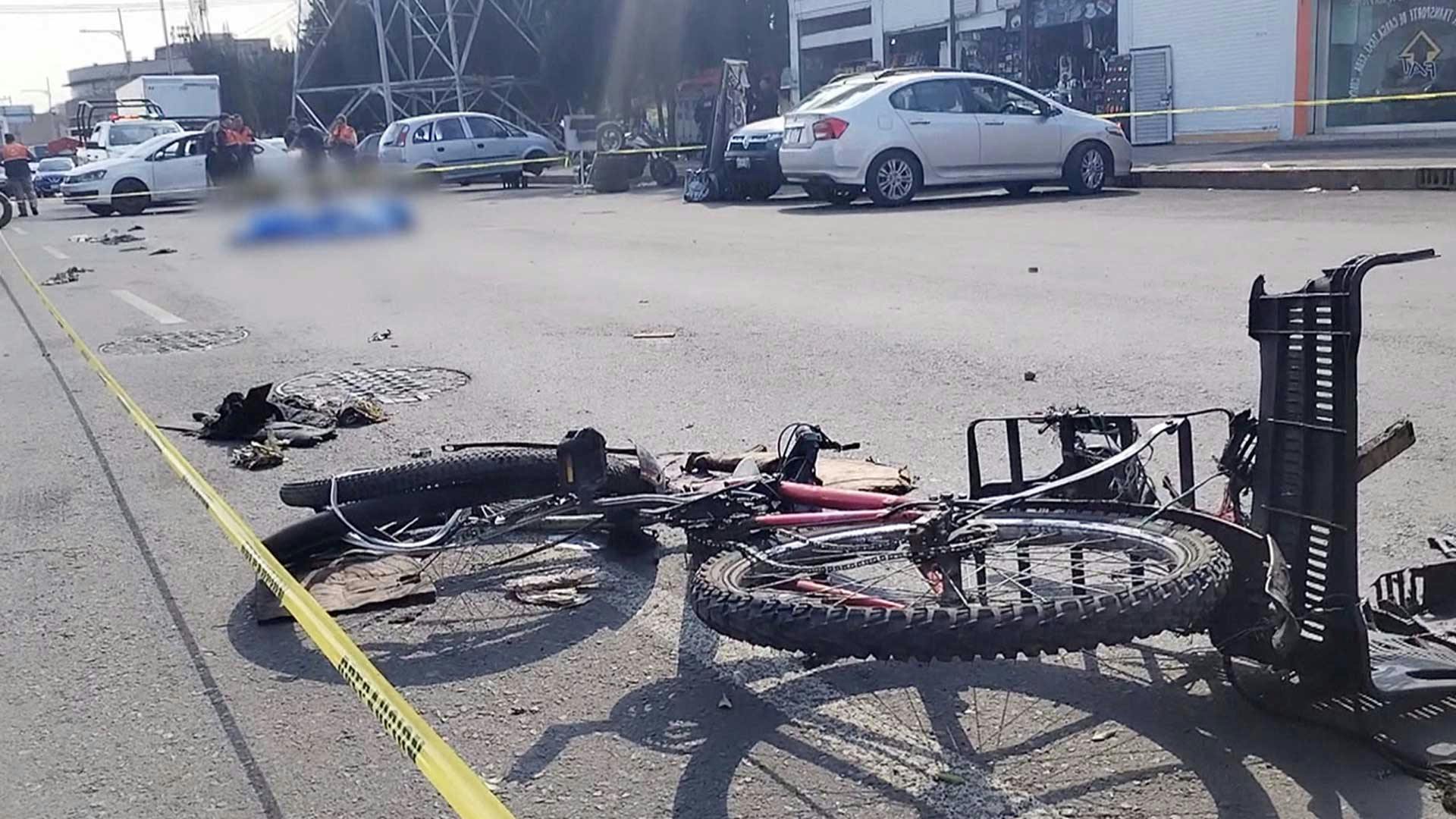 Se dirigía a trabajar y un tráiler lo atropelló... ¡el responsable huyó!