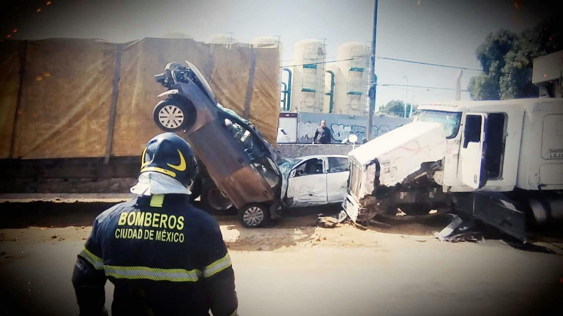 Un camión se quedó sin frenos y arrasó con todo en la México-Puebla