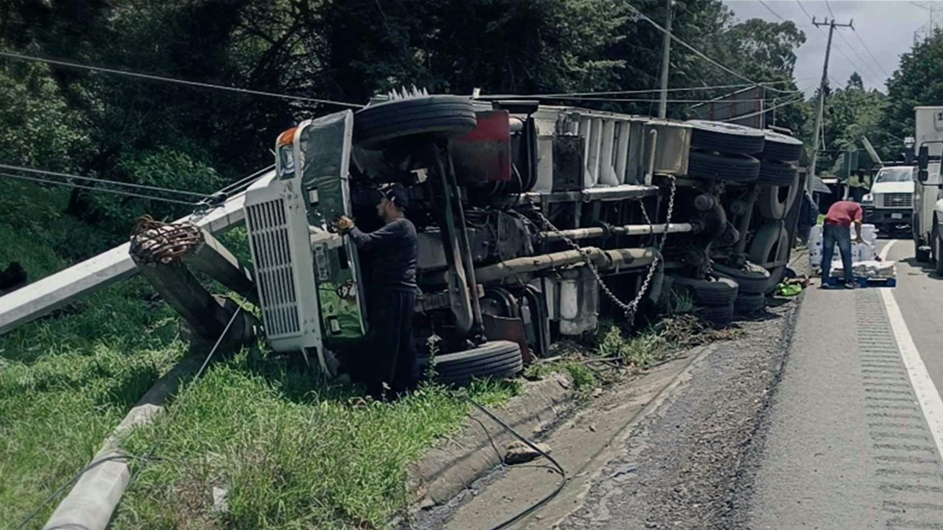 Terrible volcadura de tractocamión en la México-Toluca deja un muerto