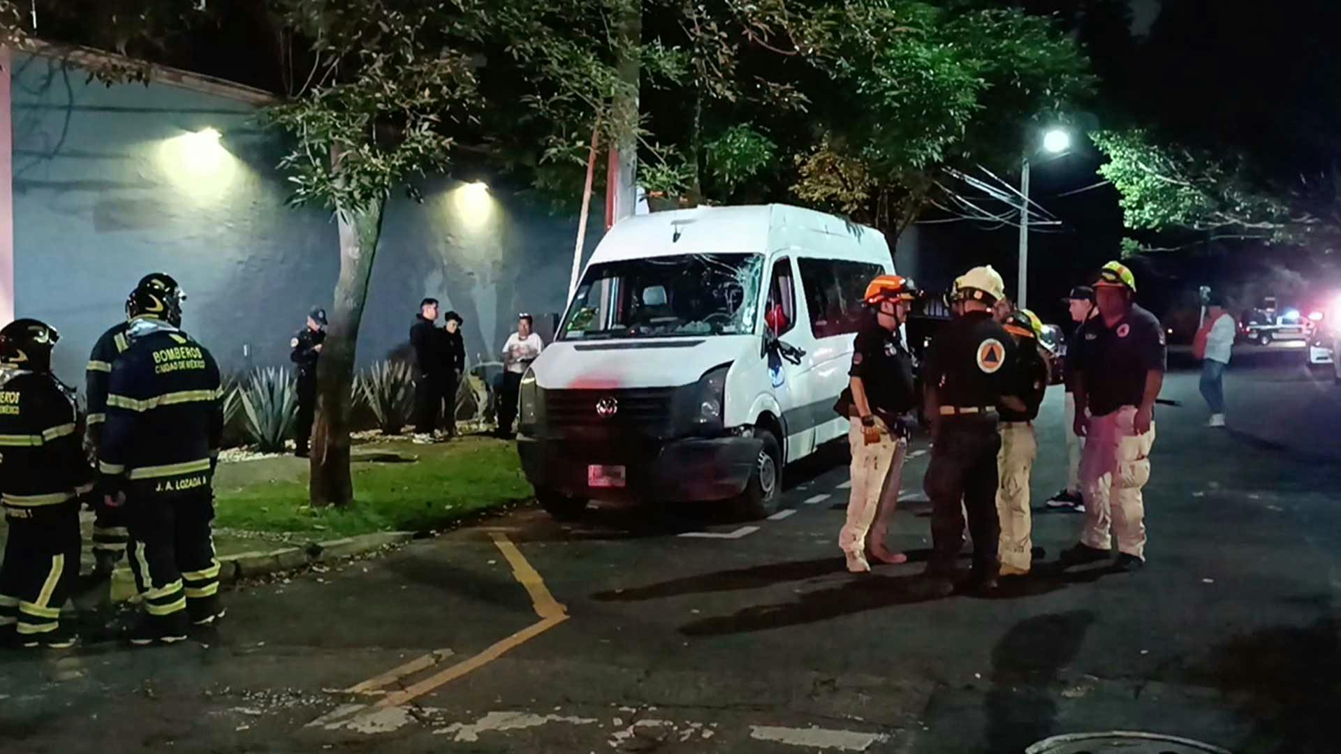 ¡Dos vehículos chocaron provocando la volcadura de uno de ellos!