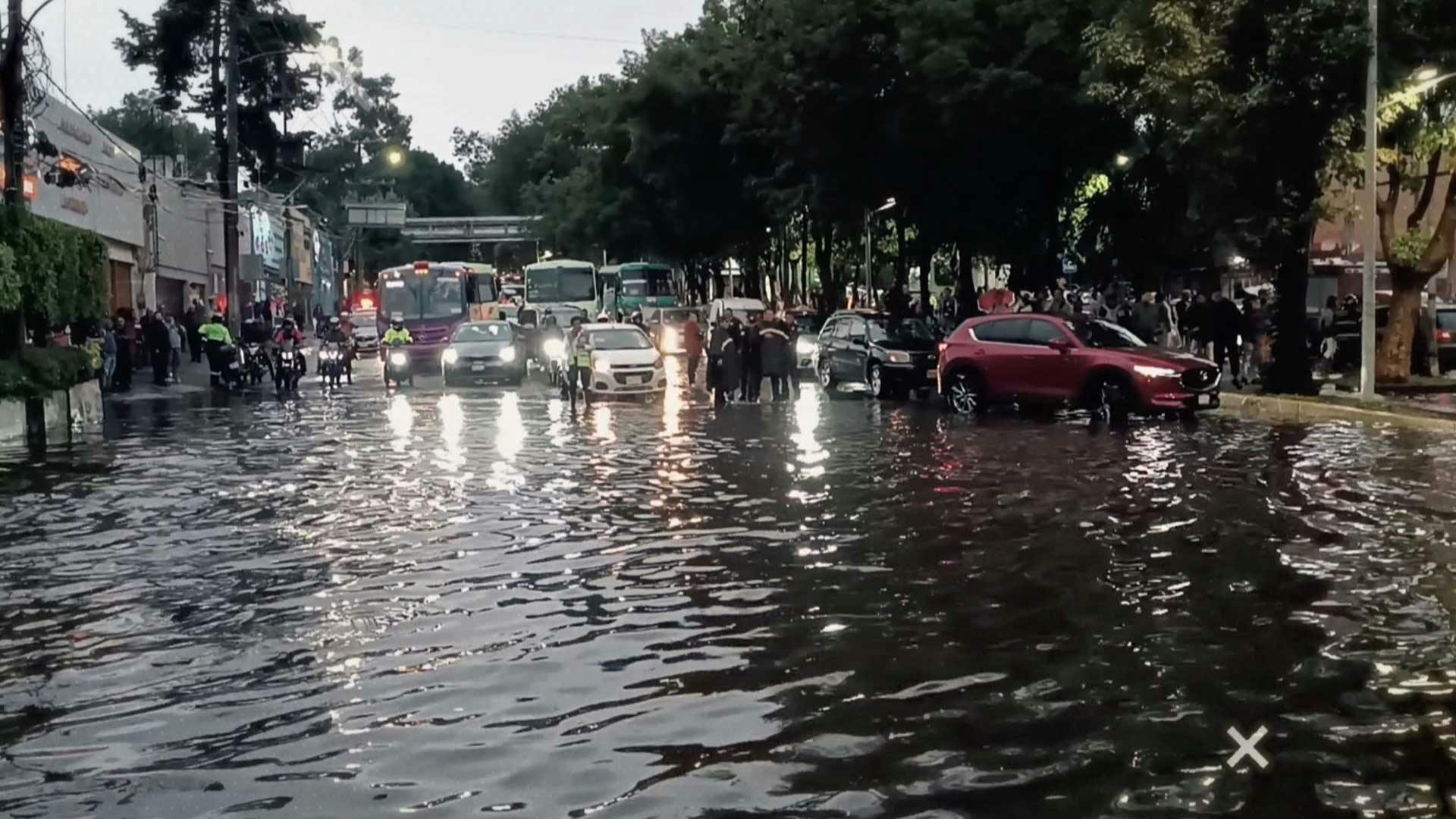 ¡Se quedaron atrapados! Autos quedaron en medio de una inundación