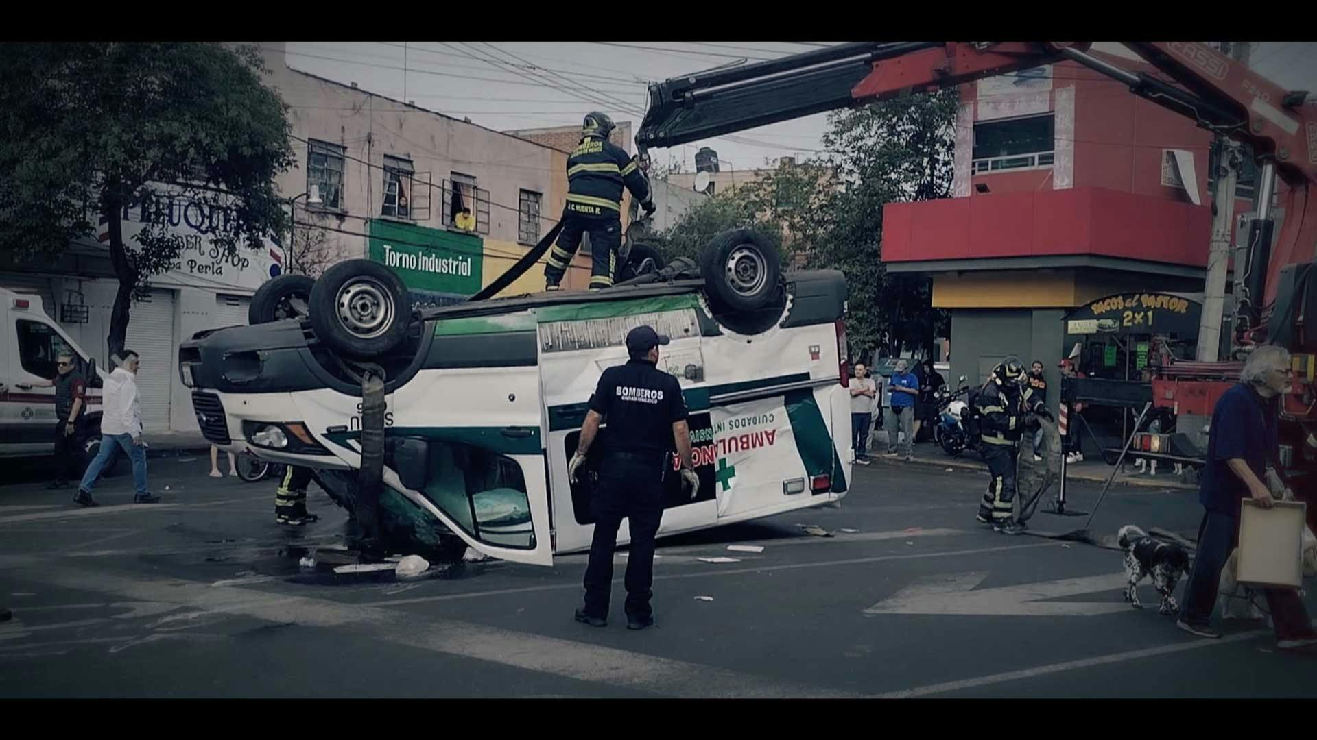 ¡Iban a atender una emergencia y se volcaron! Así quedó la ambulancia