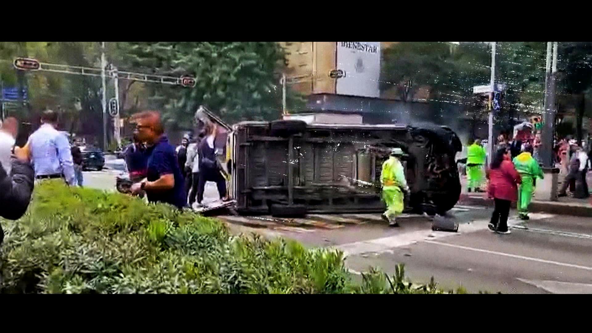 Una ambulancia iba a atender una emergencia y se volcó en el camino