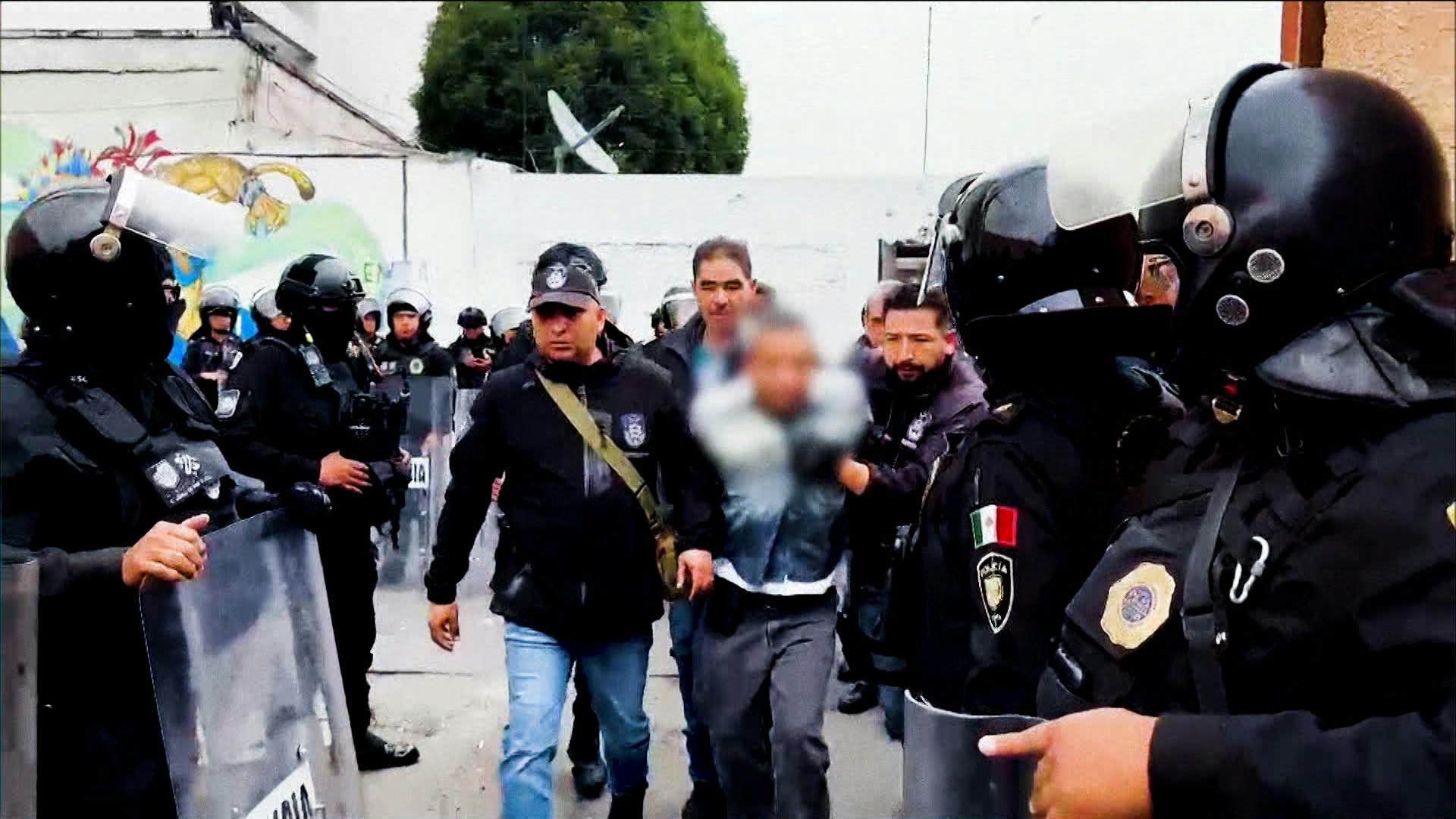 ¡Trifulca en Azcapotzalco! Policías y civiles se enfrentaron con furia